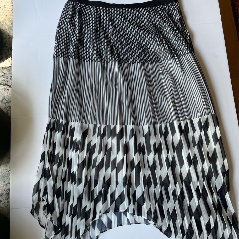 Monochrome Patterned A-Line Skirt